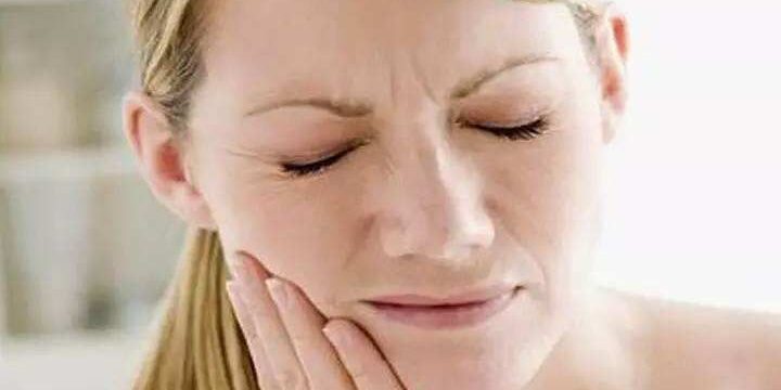 girl having problem in teeth consulting for endodontics